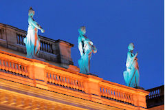 Muses éclairées au balcon du  Grand Théâtre | photo 33-bordeaux.com