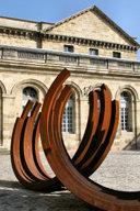 La cour du Palais Rohan et sculpture de Bernar Venet | Photo 33-bordeaux.com