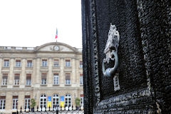 Bordeaux porte de la mairie incendiée | Photo Bernard Tocheport