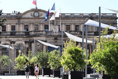 Bordeaux ombrière arborée et façade de la mairie | Photo Bernard Tocheport