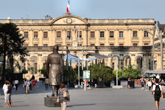 Bordeaux statue Jacques Chaban Delmas et façade mairie| Photo Bernard Tocheport