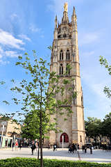 Bordeaux pacanier de la place Pey Berland devant la tour | Photo Bernard Tocheport