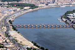 Bordeaux vue aérienne de la Garonne du pont de pierre et de la ville | Photo Bernard Tocheport