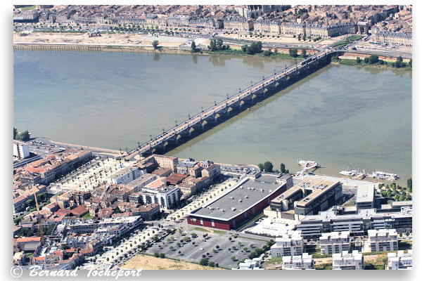 Bordeaux vue aérienne de la rive droite et du pont de pierre | Photo Bernard Tocheport