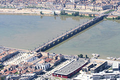Bordeaux vue aérienne de la rive droite et du pont de pierre | Photo Bernard Tocheport