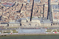 Vue aérienne du miroir d'eau et de la place de la bourse à Bordeaux | Photo Bernard Tocheport