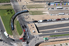 Photo aérienne du tram entrant sur le pont de pierre | Photo Bernard Tocheport