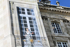 Aglaé l'une des 3 Grâces à la fenêtre du Palais de la Bourse de Bordeaux | Photo Bernard Tocheport