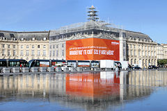 Palais de la Bourse Bordeaux publicité à moitié décodée | Photo Bernard Tocheport