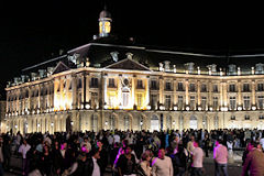Nuit de fête pour les bordelais rassemblés place de la bourse | Photo Bernard Tocheport