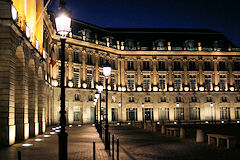 Bordeaux alignement de lampadiares allumés place de la bourse | Photo Bernard Tocheport