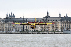 Un Canadair sur la Garonne devant la bourse de Bordeaux | Photo Bernard Tocheport