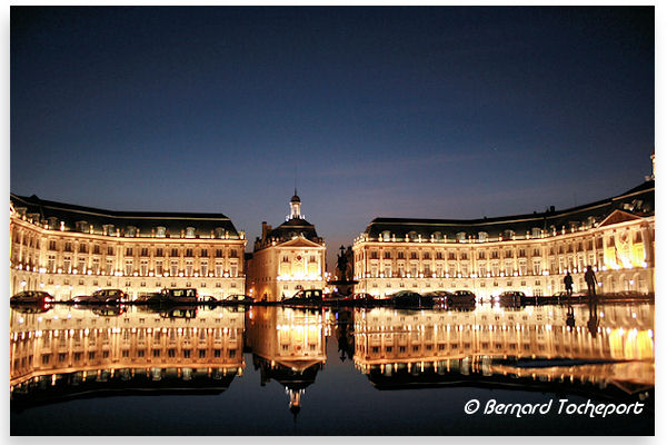 Bordeaux reflet des façades éclairées de la bourse dans le miroir d'eau | Photo Bernard Tocheport