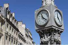 Bordeaux une horloge de la place de la comédie | Photo Bernard Tocheport