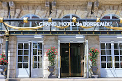 Entrée du Grand Hôtel de Bordeaux Intercontinental place de la Comédie | Photo Bernard Tocheport