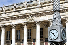 Bordeaux horloge 4 faces place de la comédie devant le Grand Théâtre | Photo Bernard Tocheport