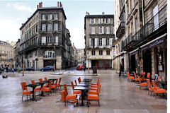Premier plan sur les terrasses de la place du Palais à Bordeaux | Photo Bernard Tocheport