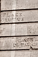 Bordeaux, gravé dans la pierre la Place Brutus devenue place du Palais | Photo Bernard Tocheport