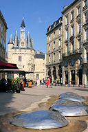 Bordeaux place du Palais de la fontaine à la porte Cailhau | Photo 33-bordeaux.com