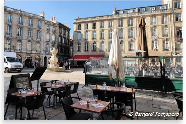 Terrasse de restaurant et fontaine de la place du parlement à Bordeaux | Photo Bernard Tocheport