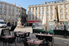 Terrasse de restaurant et fontaine de la place du parlement à Bordeaux | Photo Bernard Tocheport