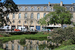 Bordeaux reflet des façades de la place Gambetta dans le plan d'eau | Photo Bernard Tocheport