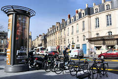 Bordeaux colonne Morris et arceaux à vélos de la place Gambetta | Photo Bernard Tocheport