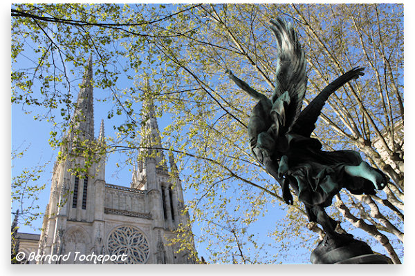 Bordeaux la Statue Gloria Victis prenant son envol vers la cathédrale Saint André | Photo Bernard Tocheport