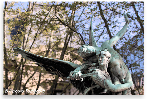 Bordeaux face à la cathédrale la Statue Gloria Victis | Photo Bernard Tocheport