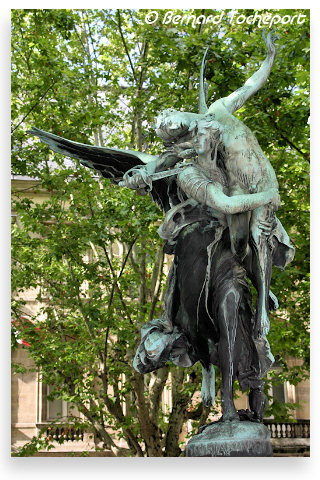 Bordeaux la gloire et le soldat statue Gloria Victis place Jean Moulin | Photo Bernard Tocheport