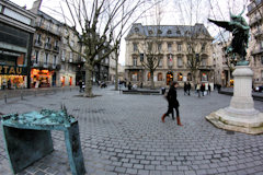 Bordeaux le musée Jean Moulin à l'arrière plan de la place | Photo 33-bordeaux.com