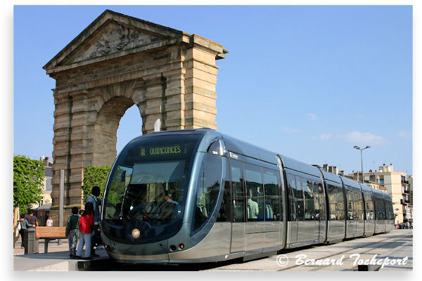 Bordeaux tram ligne B place de la victoire devant la porte d'Aquitaine | Photo Bernard Tocheport