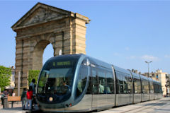 Bordeaux tram ligne B place de la victoire devant la porte d'Aquitaine | Photo Bernard Tocheport