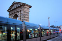 Bordeaux tram éclairé place de la victoire devant la porte d'Aquitaine | Photo Bernard Tocheport