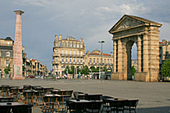Bordeaux terrasses, porte d'Aquitaine et colonne Theimer | Photo Bernard Tocheport