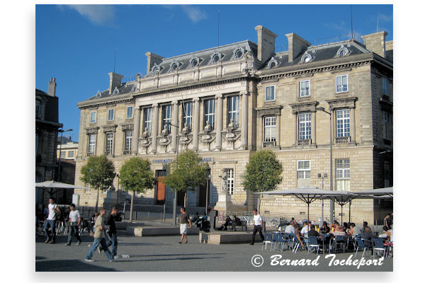 Bordeaux terrasses et faculté de médecine place de la Victoire | Photo Bernard Tocheport