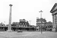 Bordeaux tram passant place de la Victoire derrière la colonne et les tortues | Photo Bernard Tocheport