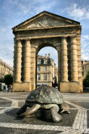 Bordeaux tortue et porte d'Aquitaine face à la rue Sainte Catherine | Photo Bernard Tocheport