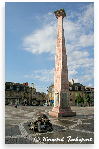 Bordeaux place de la victoire avec sa colonne et ses tortues | Photo Bernard Tocheport