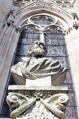Bordeaux buste Léo Drouyn devant un vitrail de la cathédrale | Photo Bernard Tocheport 