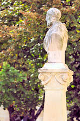 Bordeaux buste de Léo Drouyn sur fond de feuillages | Photo Bernard Tocheport 
