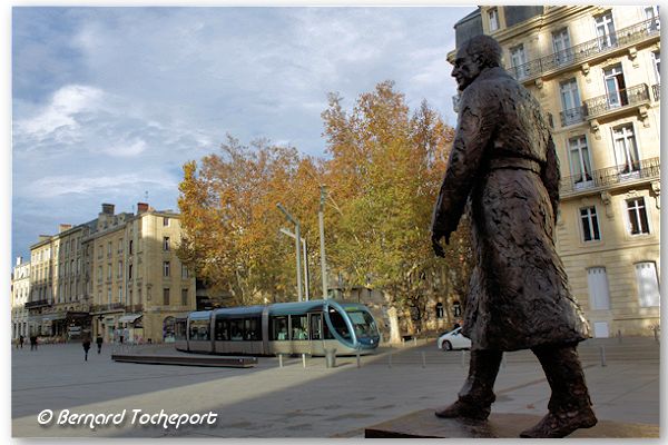 Bordeaux statue Chaban Delmas et tram place Pey Berland | Photo Bernard Tocheport