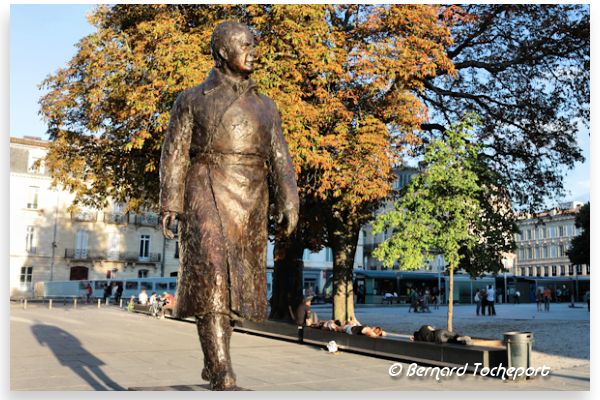 Bordeaux statue en pied de Jacques Chaban Delmas place Pey Berland | Photo Bernard Tocheport