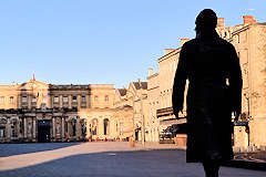 Bordeaux l'ombre de la statue de Chaban Delmas face à la mairie | Photo Bernard Tocheport