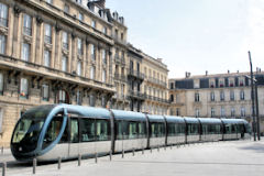 Bordeaux le tramway et les façades de la place Pey Berland | Photo Bernard Tocheport