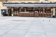 Bordeaux place Pey Berland commerces fermés lors de la crise sanitaire de 2020 | Photo Bernard Tocheport 