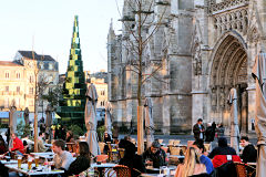 Bordeaux terrasses et sapin de Noël de la place Pey Berland | Photo Bernard Tocheport 