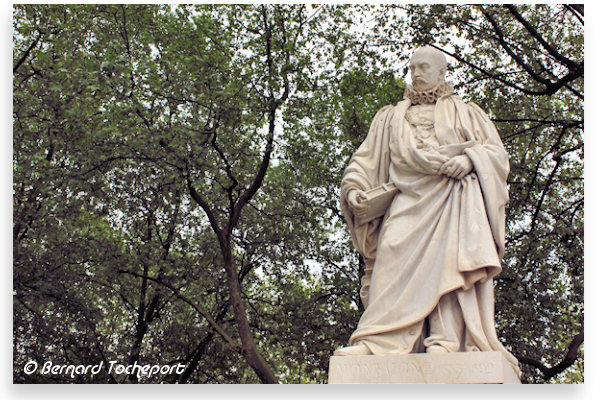 Statue de Montaigne place des Quinconces à Bordeaux | Photo 33-bordeaux.com