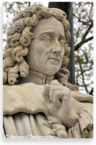 Bordeaux détail statue de Montesquieu place des Quinconces | Photo 33-bordeaux.com