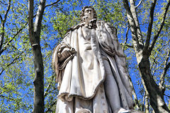 Statue en pied de Montesquieu place des Quinconces à Bordeaux | Photo Bernard Tocheport